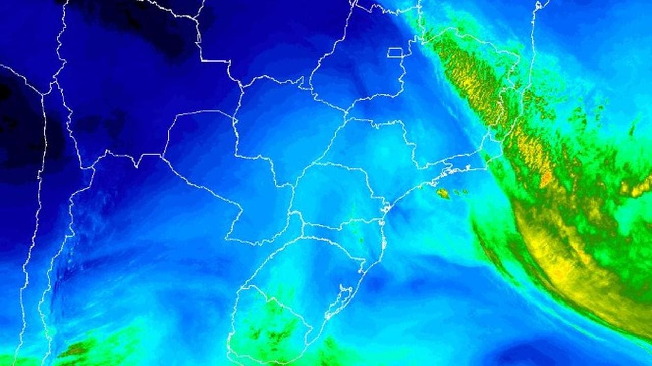 Imagem de satélite com mapa climático mostrando áreas de chuva no Brasil, foco no Rio de Janeiro.
