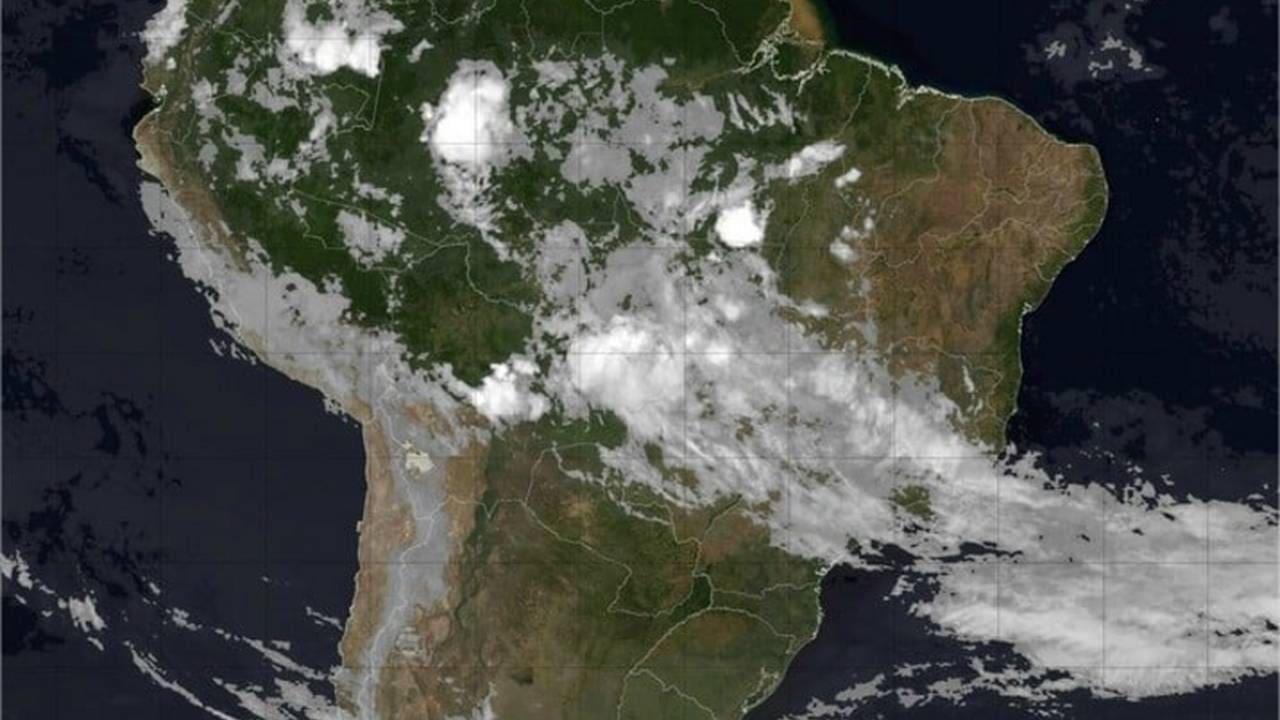 Imagem de satélite da América do Sul com áreas de cobertura de nuvens e o Rio de Janeiro em foco.