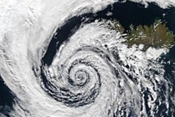 Imagem de satélite de ciclone extratropical sobre o Oceano Atlântico, com o estado do Rio de Janeiro.