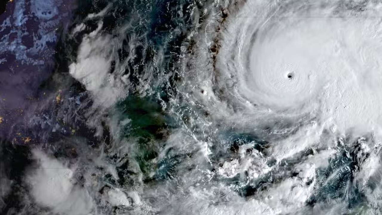 Imagem de satélite do furacão Melissa, categoria 5, se aproximando da Jamaica
