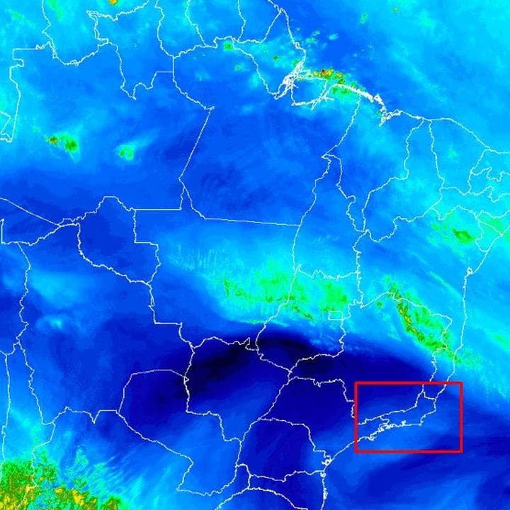 Imagem de satélite do tempo no Rio de Janeiro, mostrando nuvens e áreas de precipitação.