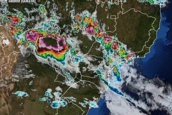 Imagem de satélite mostra a cobertura de nuvens sobre o Brasil, com destaque para o estado do Rio de Janeiro.