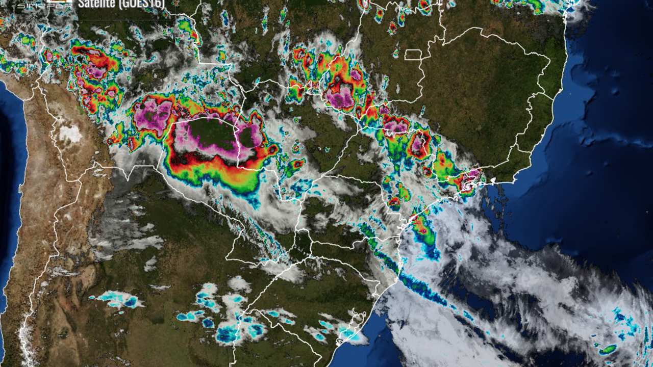 Imagem de satélite mostra a cobertura de nuvens sobre o Brasil, com destaque para o estado do Rio de Janeiro.