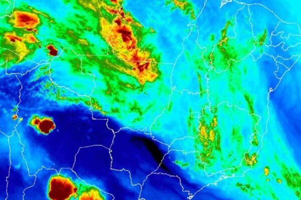 Imagem de satélite mostra áreas de chuva intensa e instabilidade climática sobre o Brasil.