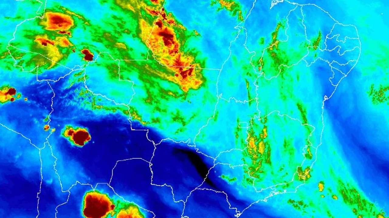 Imagem de satélite mostra áreas de chuva intensa e instabilidade climática sobre o Brasil.