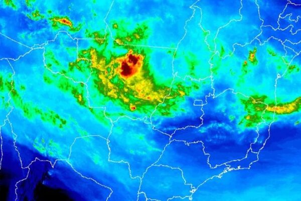 Imagem de satélite mostra áreas de chuva intensa sobre o Rio de Janeiro e estados vizinhos.