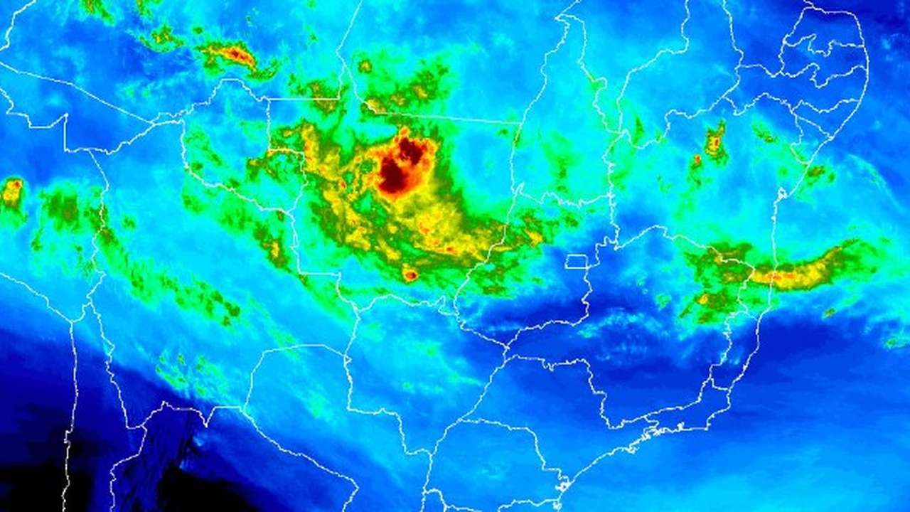 Imagem de satélite mostra áreas de chuva intensa sobre o Rio de Janeiro e estados vizinhos.