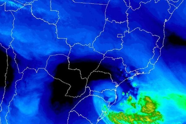 Imagem de satélite mostra áreas de chuva no Rio de Janeiro e regiões adjacentes.