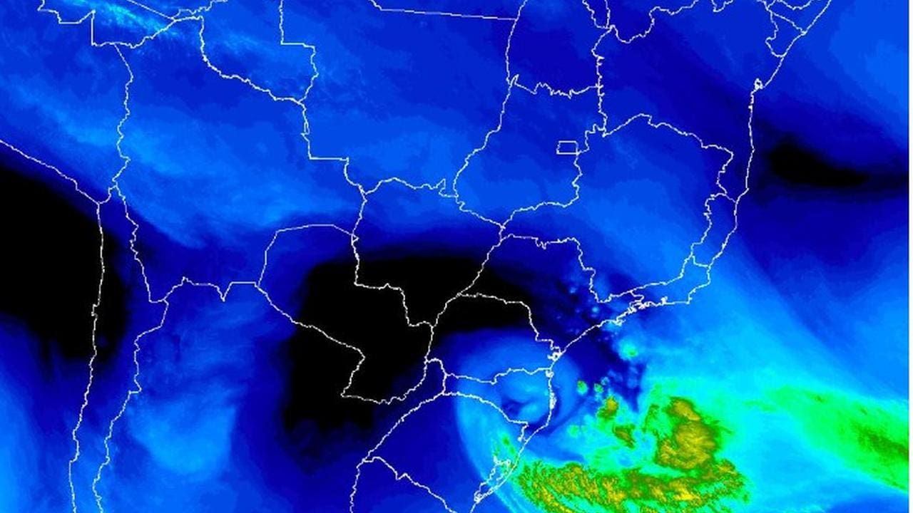 Imagem de satélite mostra áreas de chuva no Rio de Janeiro e regiões adjacentes.