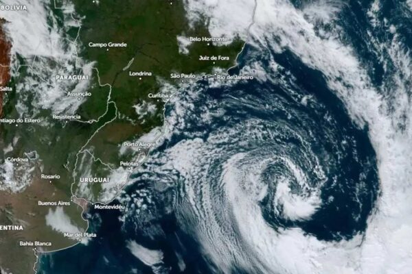 Imagem de satélite mostra ciclone extratropical e frente fria no sudeste do Brasil