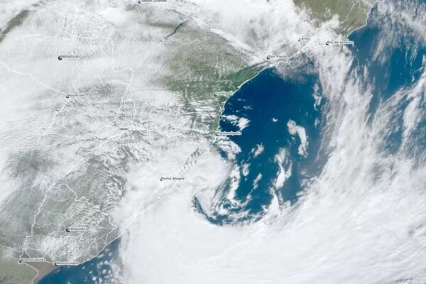 Imagem de satélite mostra ciclone extratropical e massa de ar polar sobre a América do Sul, com destaque para o Brasil.