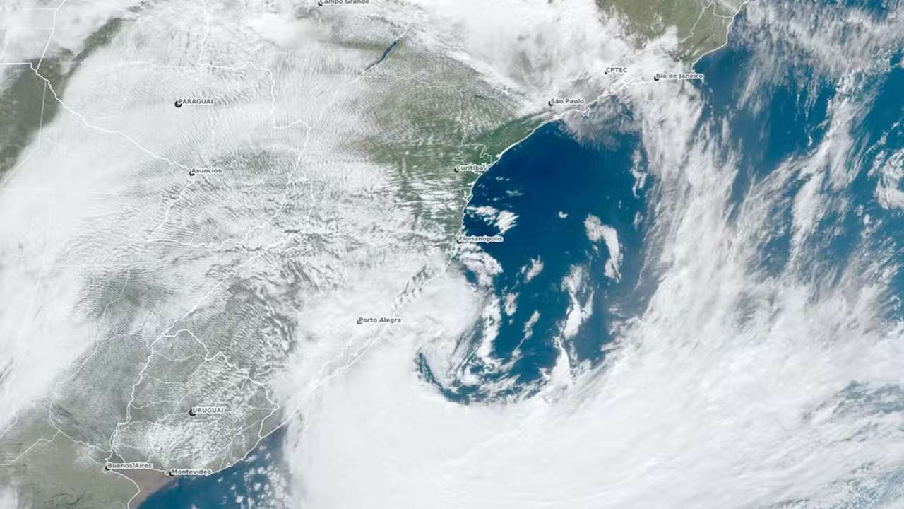 Imagem de satélite mostra ciclone extratropical e massa de ar polar sobre a América do Sul, com destaque para o Brasil.