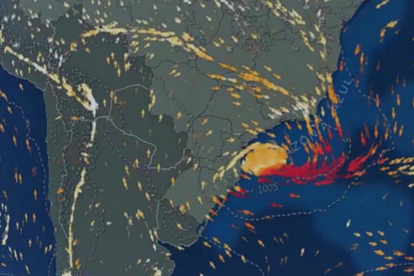 Imagem de satélite mostra ciclone extratropical sobre o Oceano Atlântico, com destaque para a costa do Brasil.