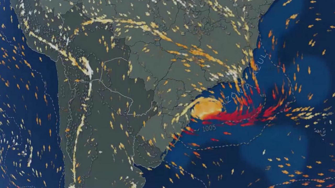 Imagem de satélite mostra ciclone extratropical sobre o Oceano Atlântico, com destaque para a costa do Brasil.