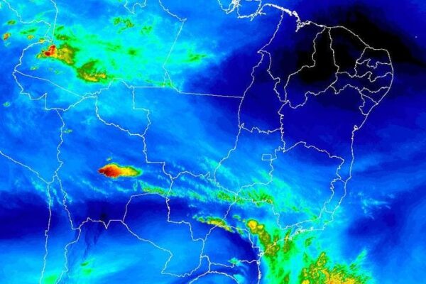 Imagem de satélite mostra ciclone se aproximando do sul do Brasil, com reflexos no Rio de Janeiro.