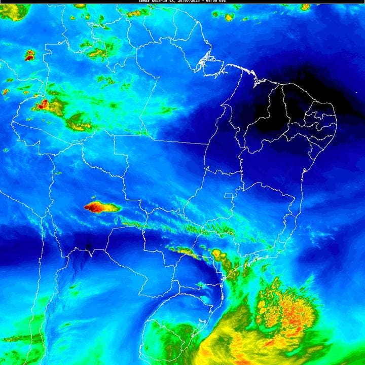 Imagem de satélite mostra ciclone se aproximando do sul do Brasil, com reflexos no Rio de Janeiro.