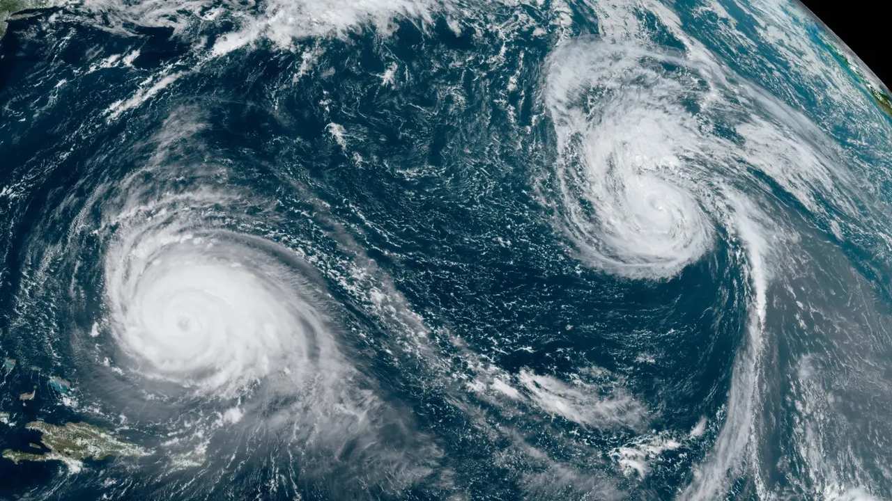 Imagem de satélite mostra dois ciclones sobre o oceano, com o Estado do Rio de Janeiro visível.