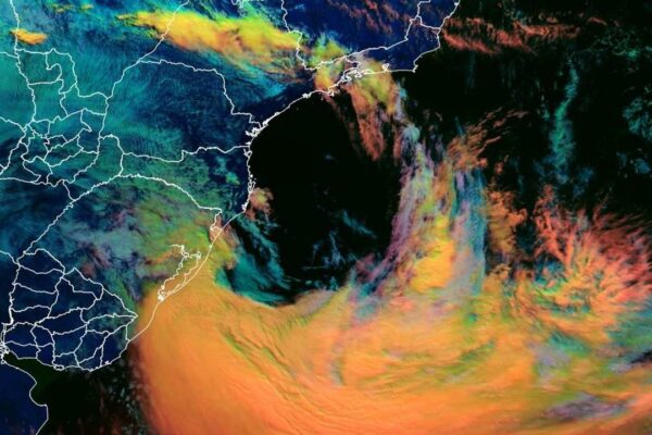 Imagem de satélite mostra frente fria e ventos costeiros no Rio de Janeiro.