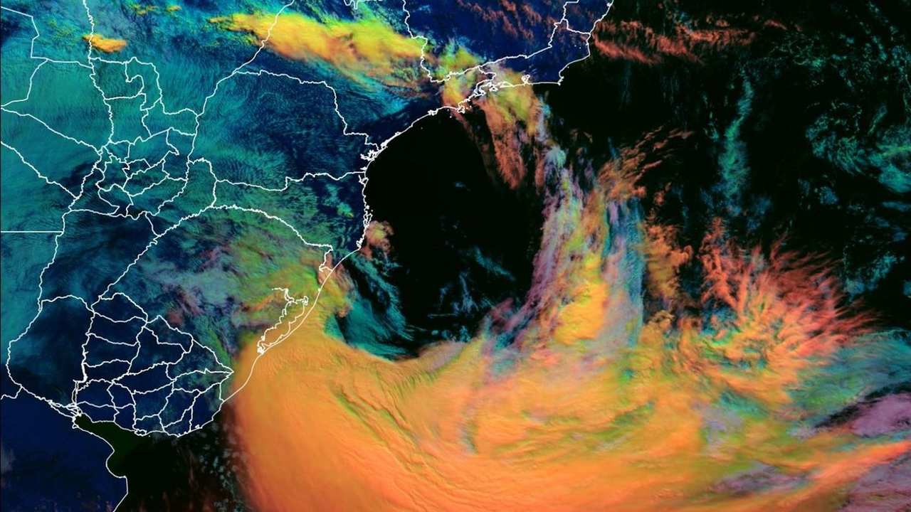Imagem de satélite mostra frente fria e ventos costeiros no Rio de Janeiro.