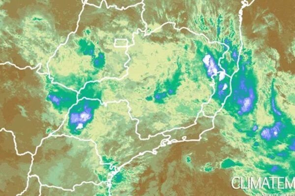 Imagem de satélite mostra frente fria e ventos costeiros no Rio de Janeiro.