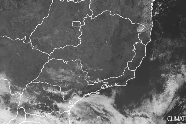 Imagem de satélite mostra frente fria e ventos costeiros no Rio de Janeiro.