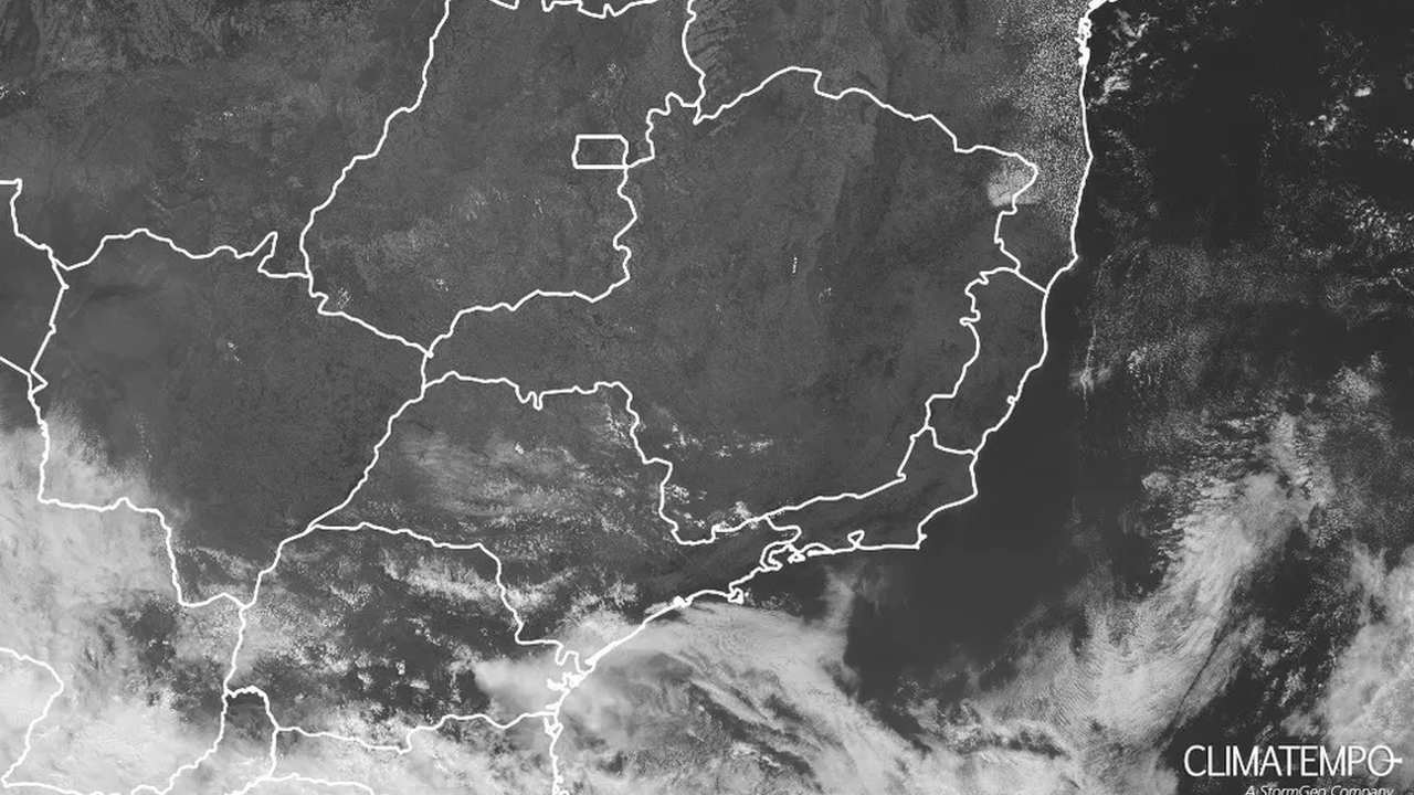 Imagem de satélite mostra frente fria e ventos costeiros no Rio de Janeiro.