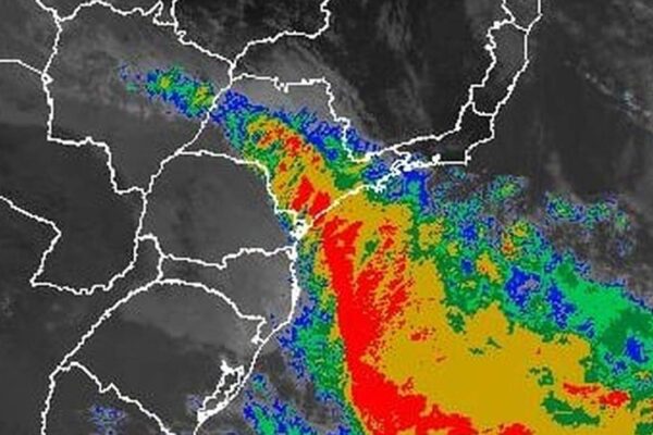 Imagem de satélite mostra frente fria e ventos costeiros no Rio de Janeiro.
