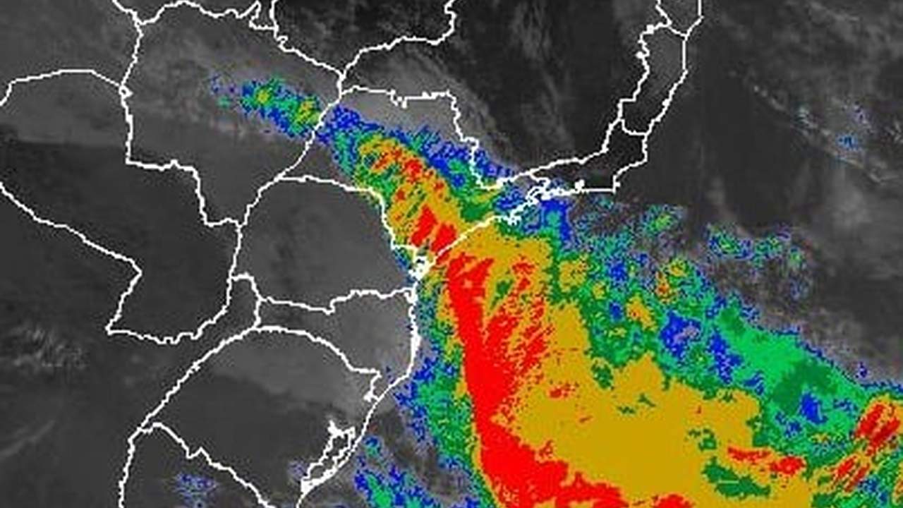Imagem de satélite mostra frente fria e ventos costeiros no Rio de Janeiro.