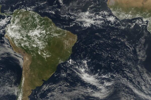 Imagem de satélite mostra frente fria se estendendo entre Brasil e África.
