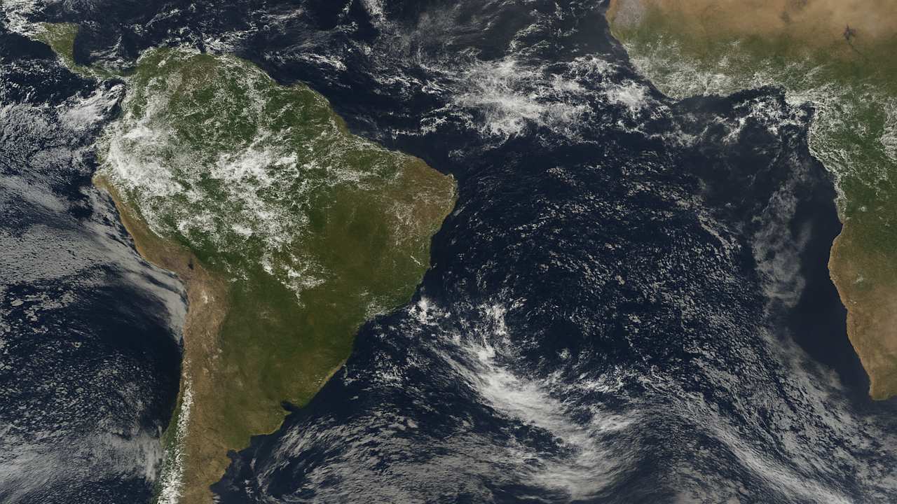Imagem de satélite mostra frente fria se estendendo entre Brasil e África.