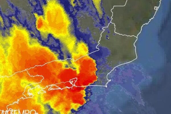 Imagem de satélite mostra instabilidade climática no estado do Rio de Janeiro, com áreas de chuva.