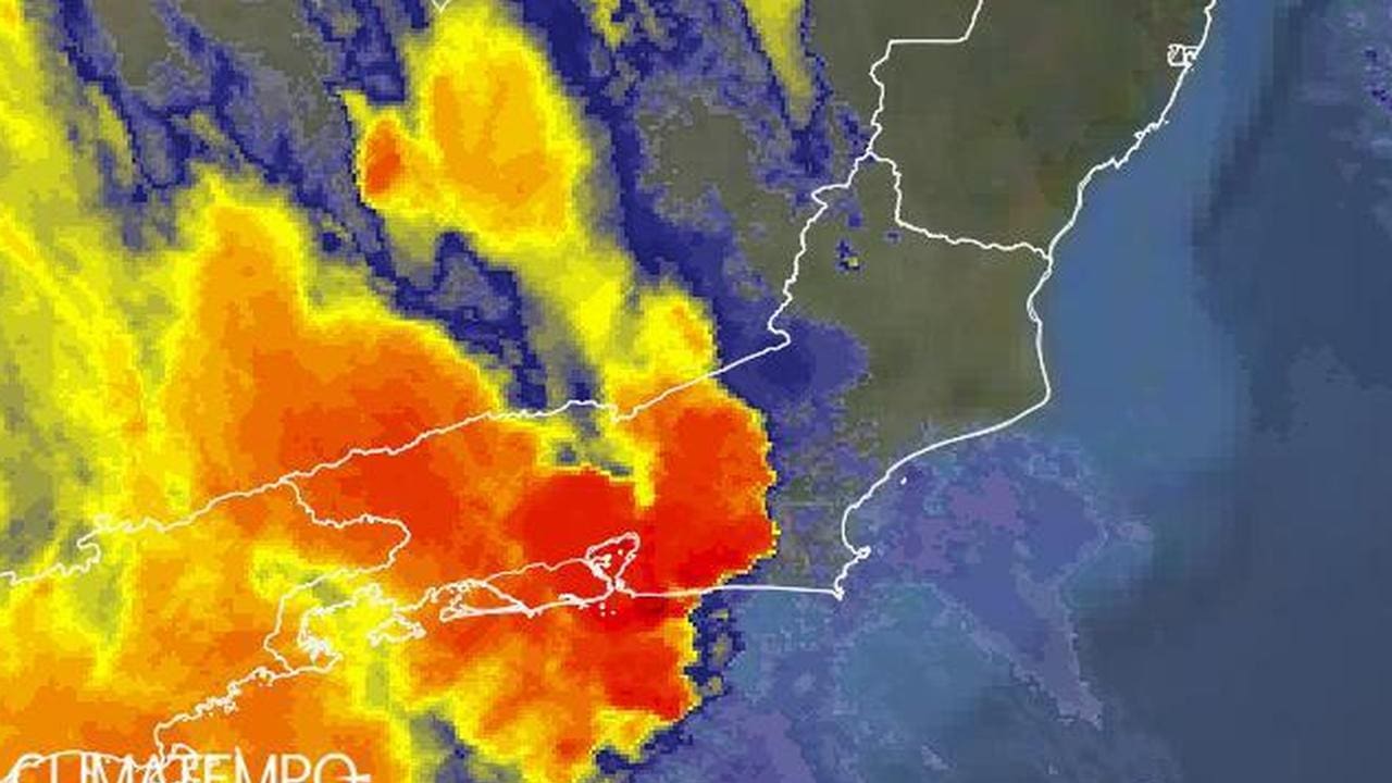 Imagem de satélite mostra instabilidade climática no estado do Rio de Janeiro, com áreas de chuva.