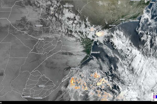 Imagem de satélite mostra instabilidade com chuvas no Rio de Janeiro devido a um cavado meteorológico.