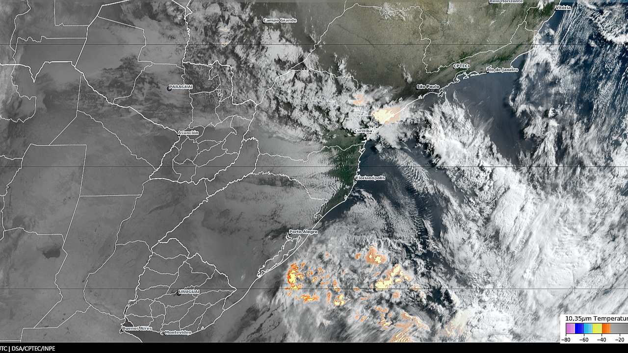Imagem de satélite mostra instabilidade com chuvas no Rio de Janeiro devido a um cavado meteorológico.