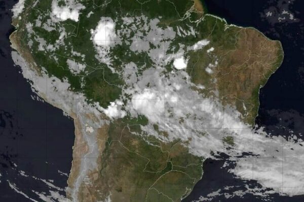 Imagem de satélite mostra o clima sobre a América do Sul, com destaque para o Brasil.