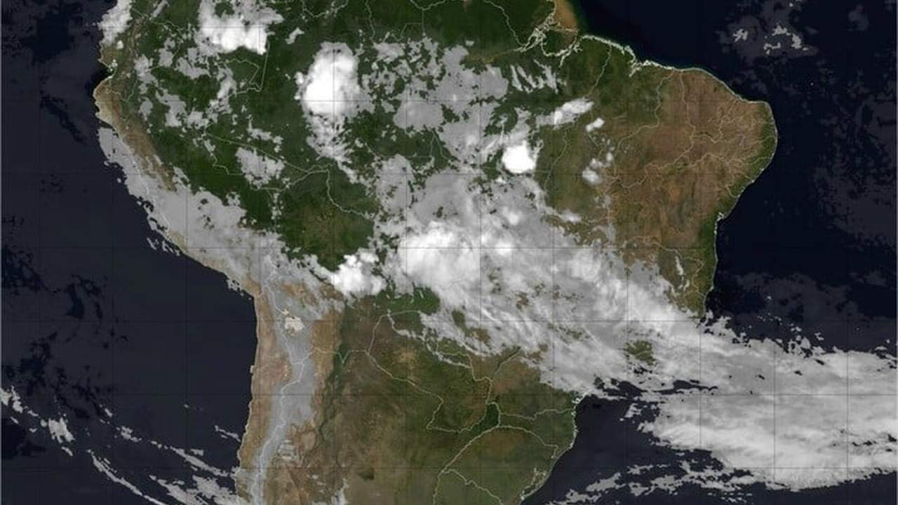 Imagem de satélite mostra o clima sobre a América do Sul, com destaque para o Brasil.