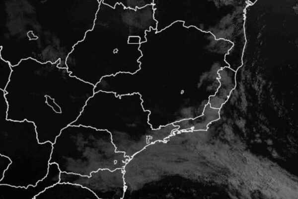 Imagem de satélite mostra o estado do Rio de Janeiro com alerta de chuva e pancadas isoladas.
