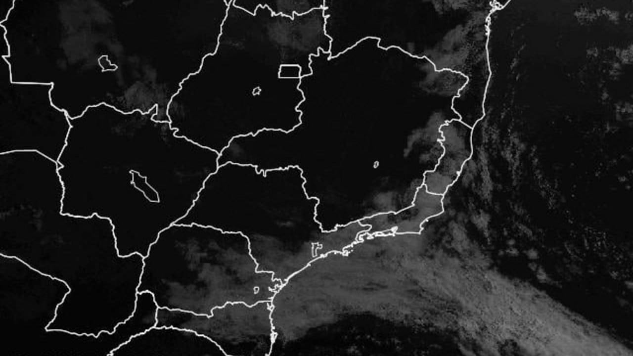 Imagem de satélite mostra o estado do Rio de Janeiro com alerta de chuva e pancadas isoladas.