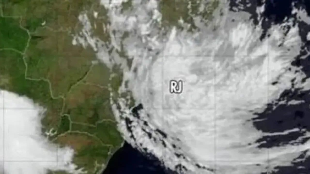 Imagem de satélite mostra o estado do Rio de Janeiro com cobertura de nuvens associada à chegada de uma frente fria.