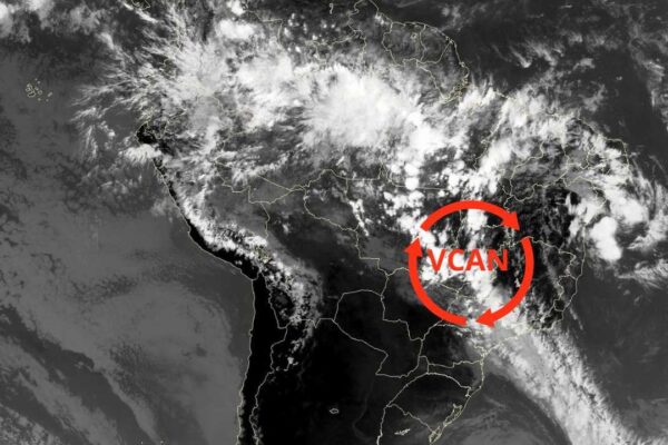 Imagem de satélite mostra sistema de baixa pressão VCAN sobre a América do Sul.