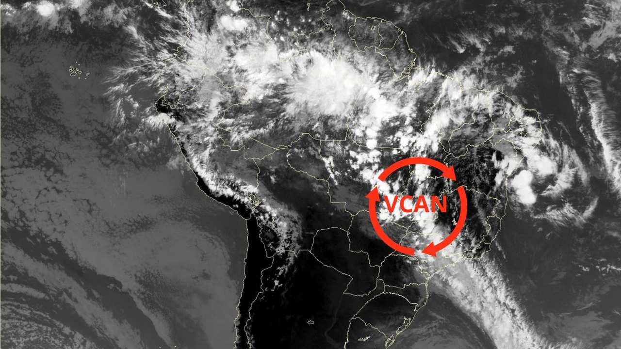 Imagem de satélite mostra sistema de baixa pressão VCAN sobre a América do Sul.