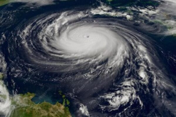 Imagem de satélite mostra um ciclone extratropical sobre o Oceano, com o litoral do Rio de Janeiro visível.