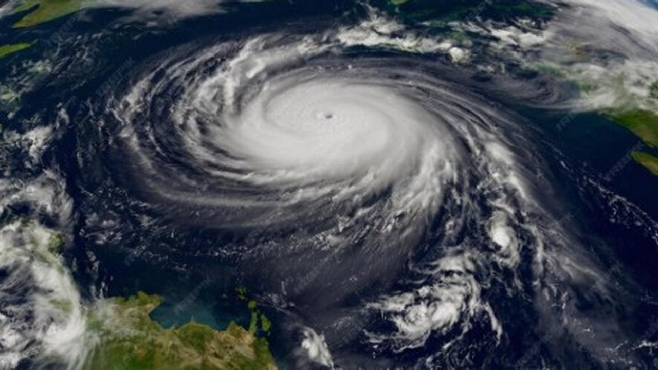 Imagem de satélite mostra um ciclone extratropical sobre o Oceano, com o litoral do Rio de Janeiro visível.