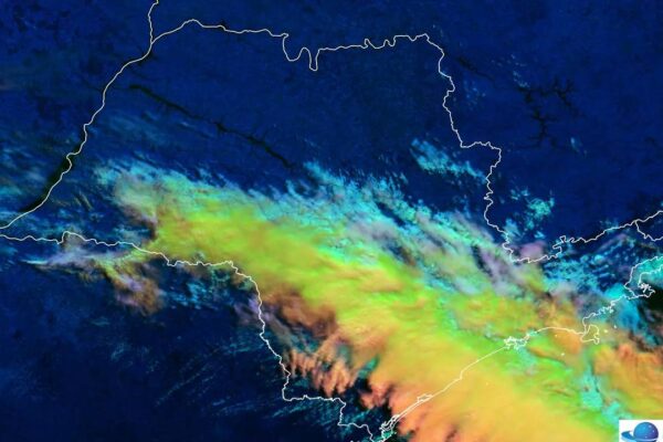 Imagem de satélite mostrando a frente fria avançando sobre o estado do Rio de Janeiro.