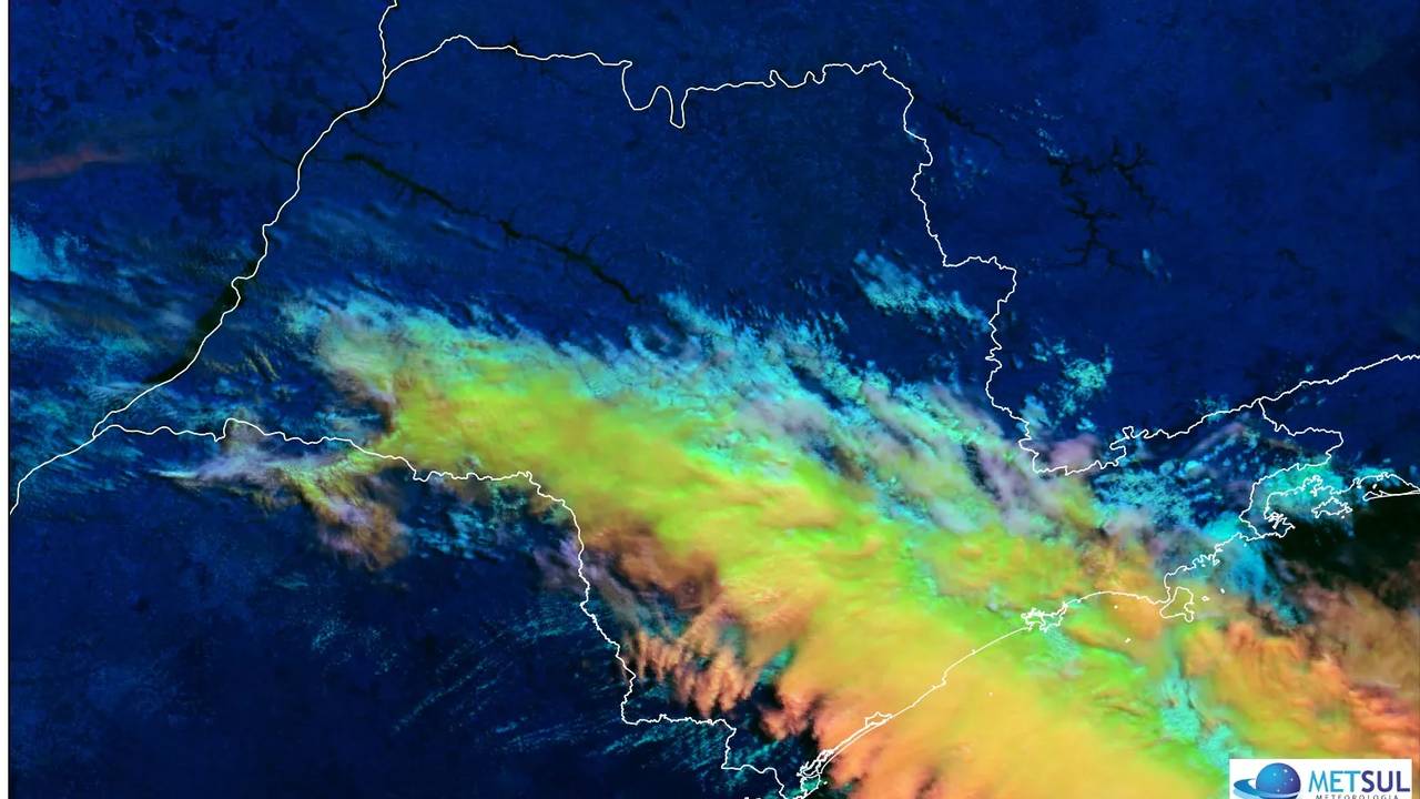 Imagem de satélite mostrando a frente fria avançando sobre o estado do Rio de Janeiro.