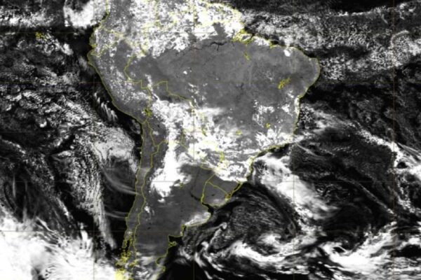 Imagem de satélite mostrando a previsão do tempo para o Rio de Janeiro, com a presença de nuvens, sugerindo a chegada da chuva.