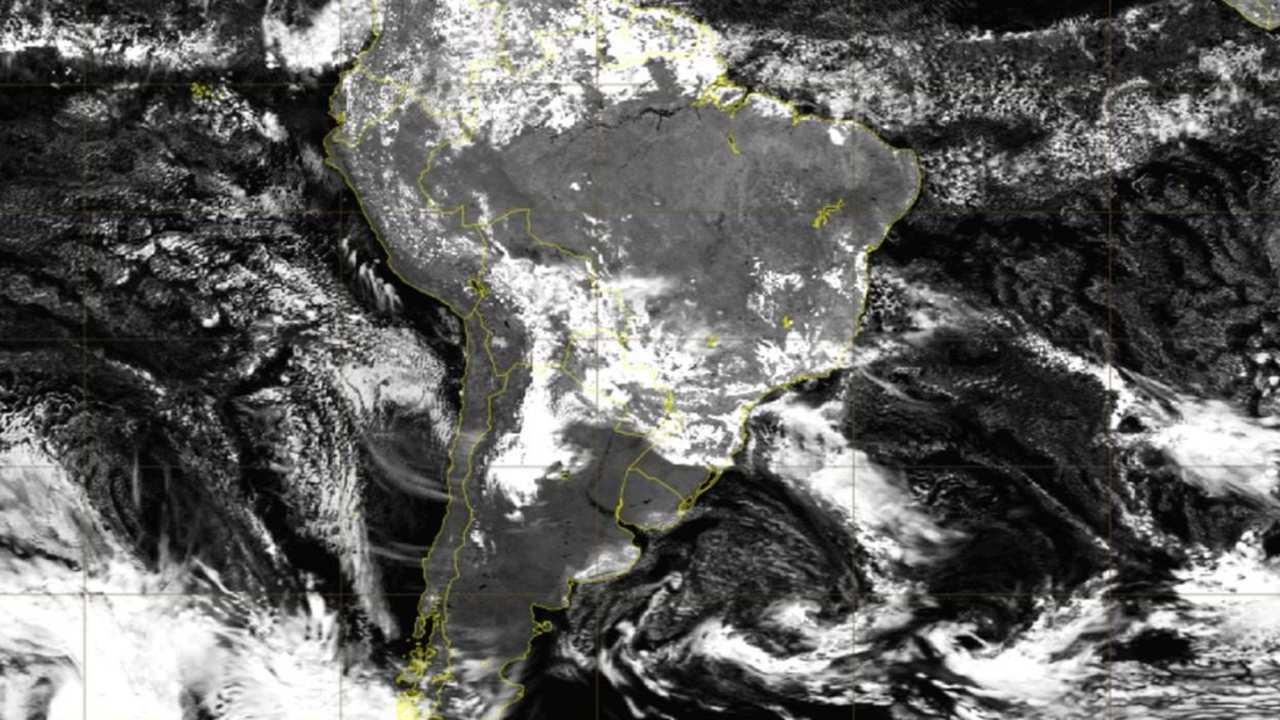Imagem de satélite mostrando a previsão do tempo para o Rio de Janeiro, com a presença de nuvens, sugerindo a chegada da chuva.
