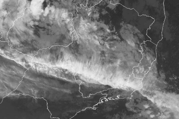 Imagem de satélite mostrando o estado do Rio de Janeiro sob chuva.