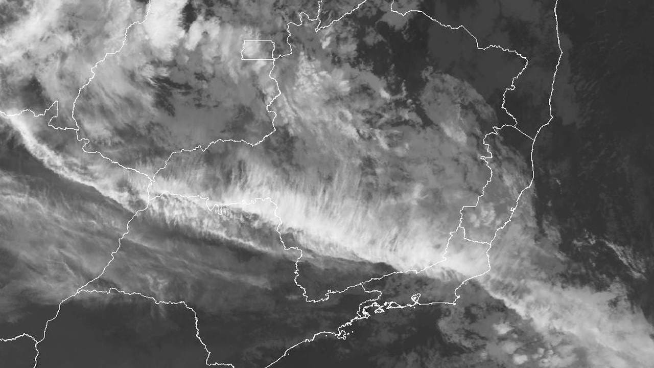 Imagem de satélite mostrando o estado do Rio de Janeiro sob chuva.