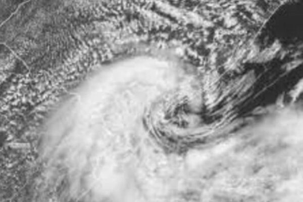 Imagem de satélite mostrando uma área de baixa pressão sobre o Oceano Atlântico, próxima ao estado do Rio de Janeiro.